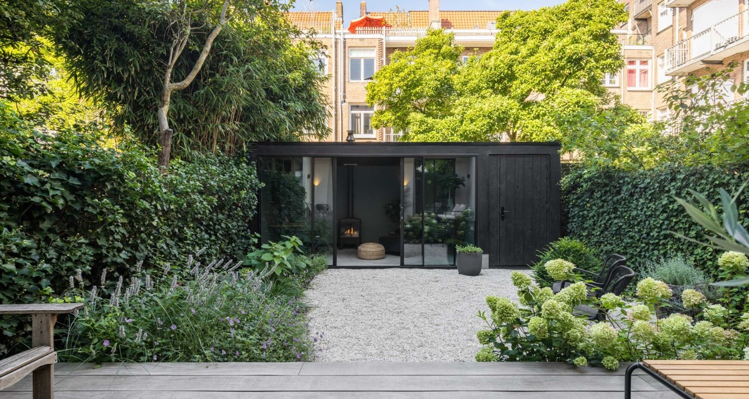 Geisoleerde tuinkantoor modern zwart in stadstuin in Amsterdam