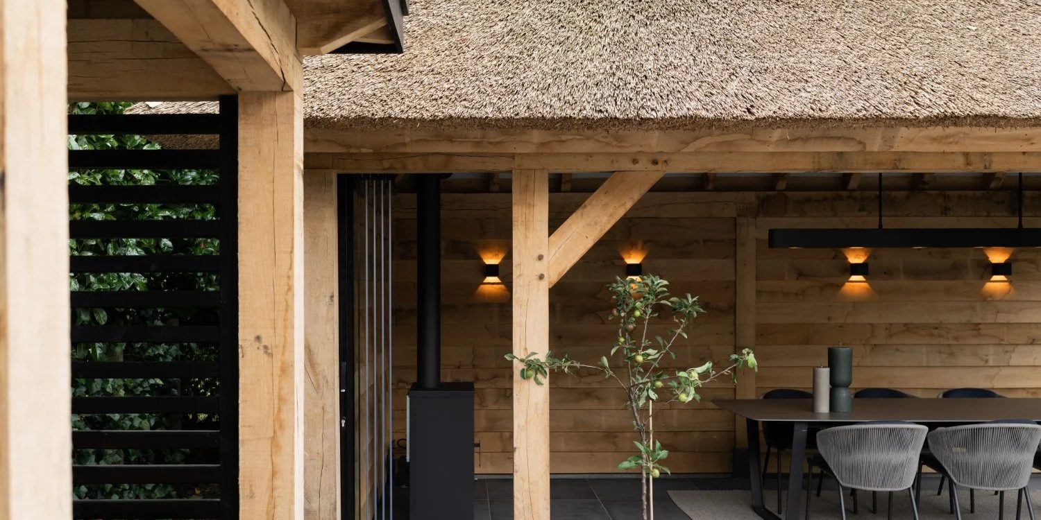 Afbeelding Een tuinkamer of veranda van eikenhout