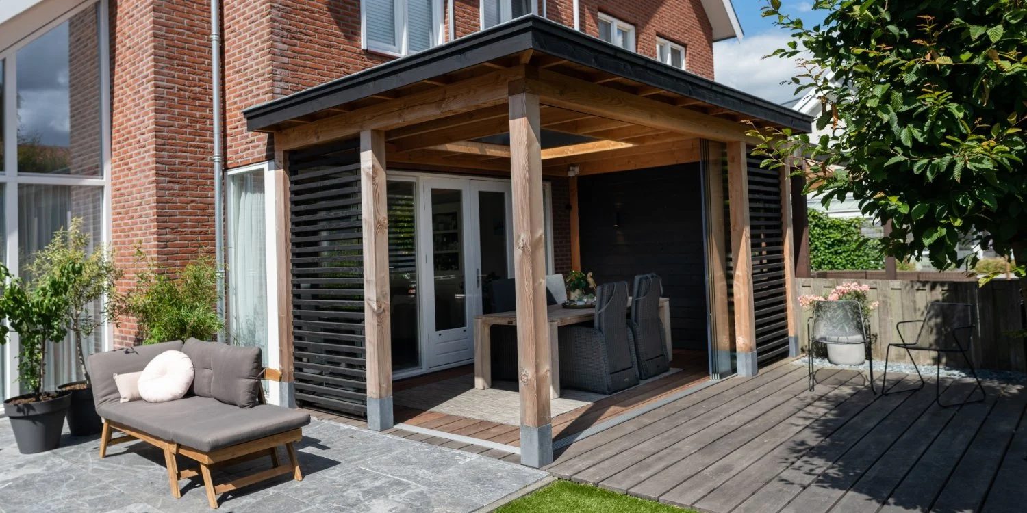 Afbeelding Een overkapping in een kleine tuin