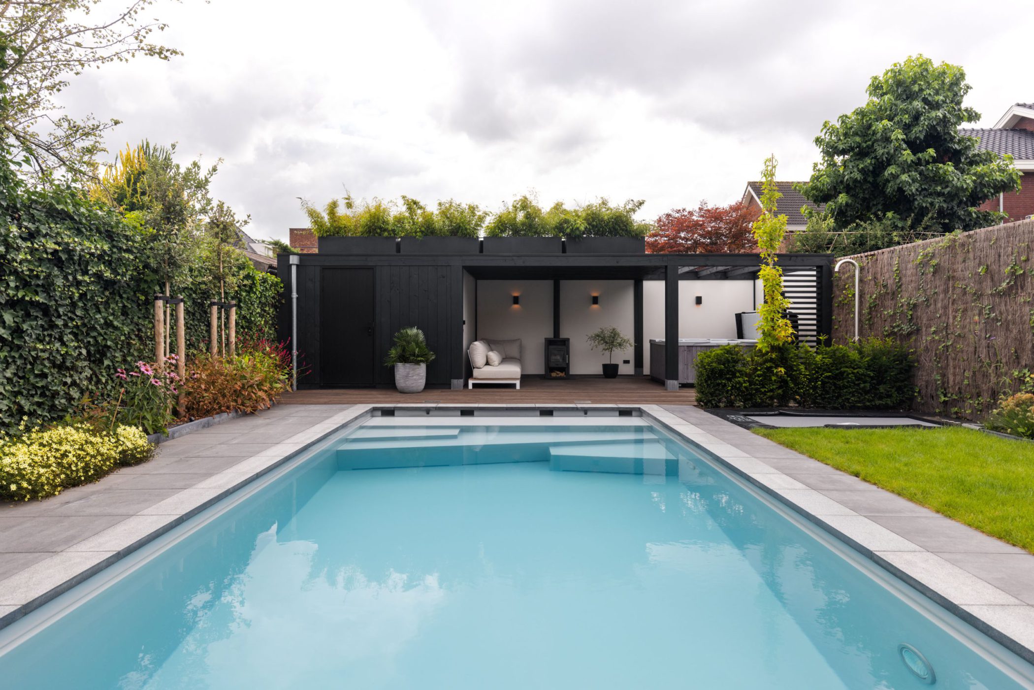 Afbeelding Poolhouse met lamellen dak