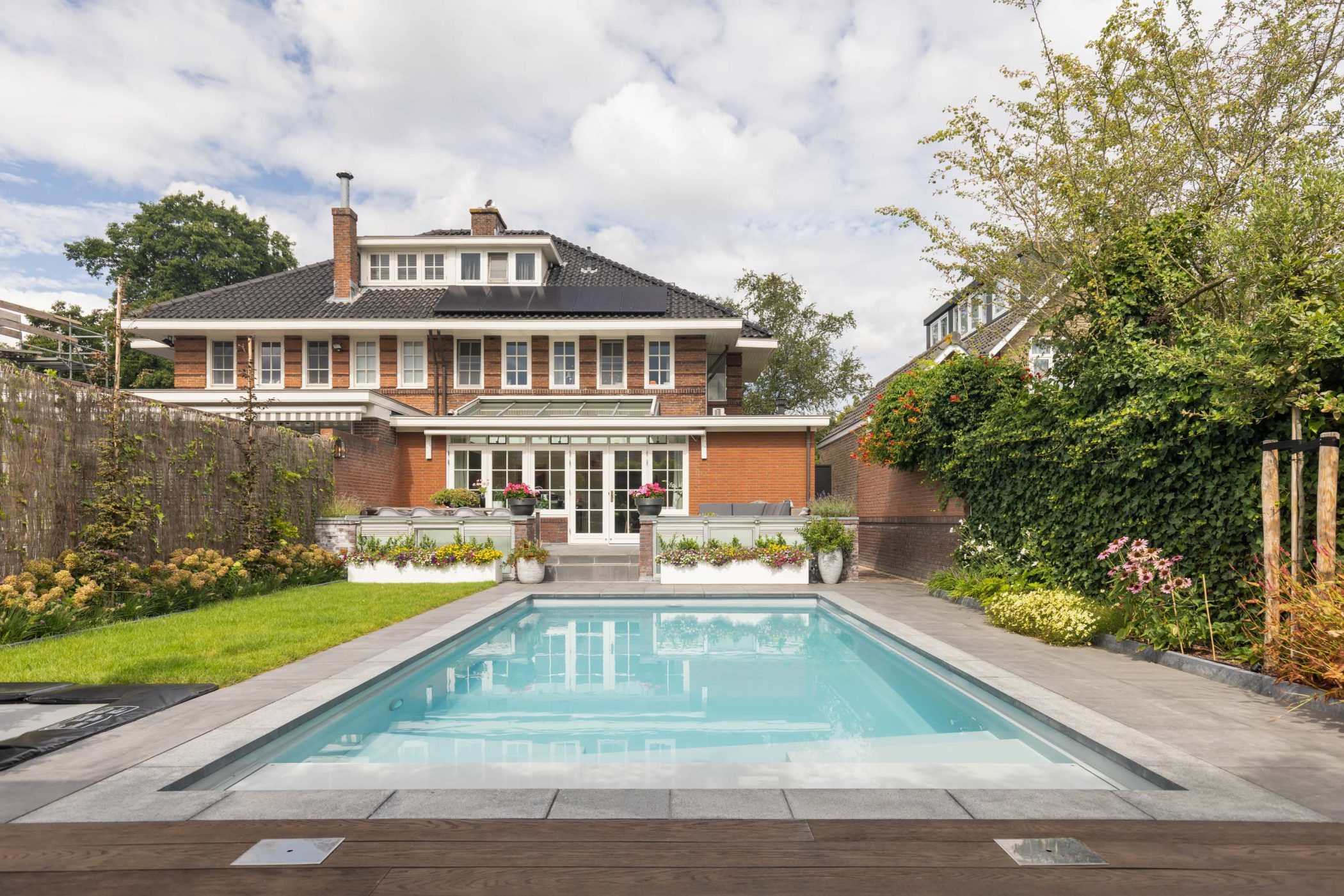 Afbeelding Poolhouse met lamellen dak