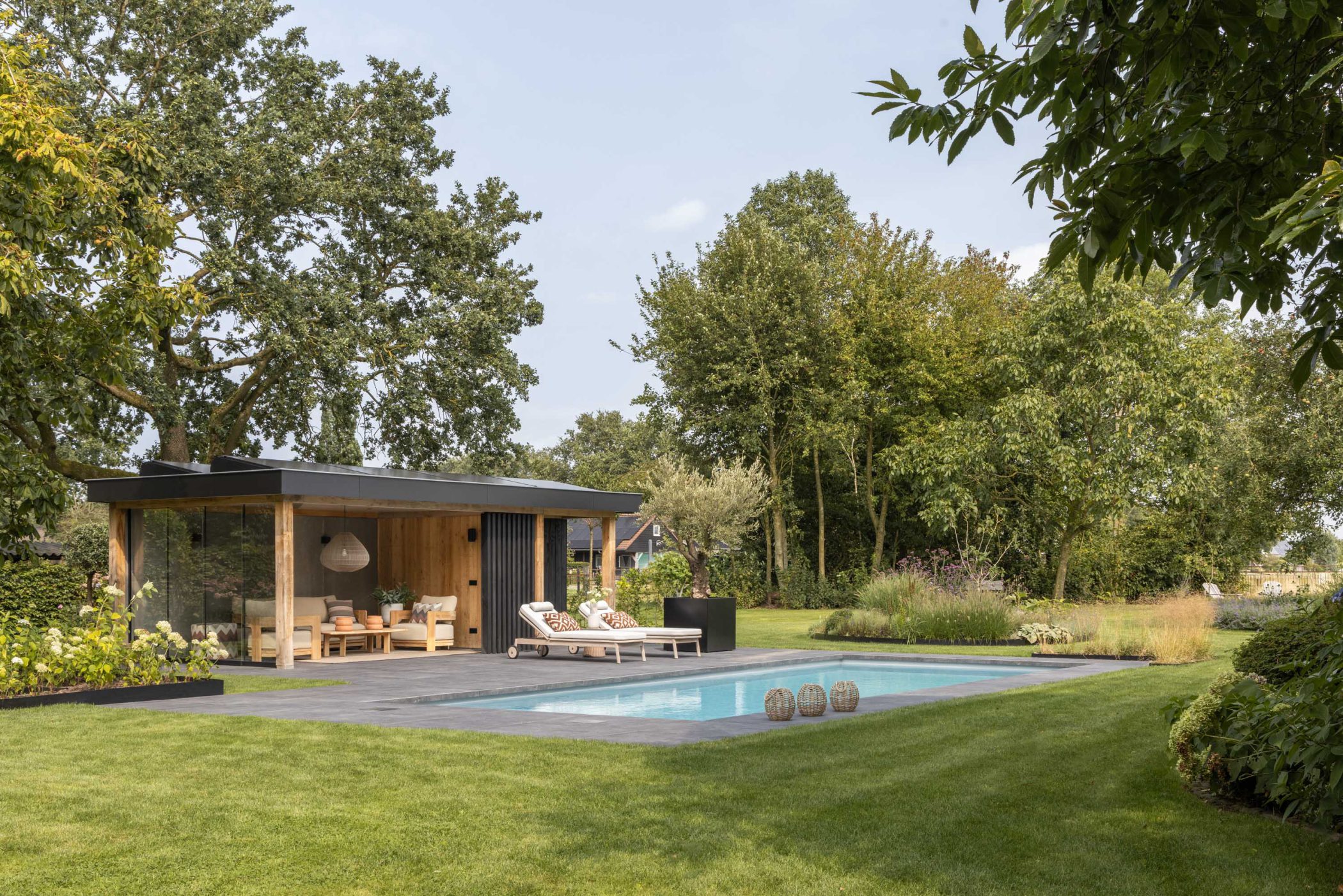 Afbeelding Serene tuinkamer aan het zwembad