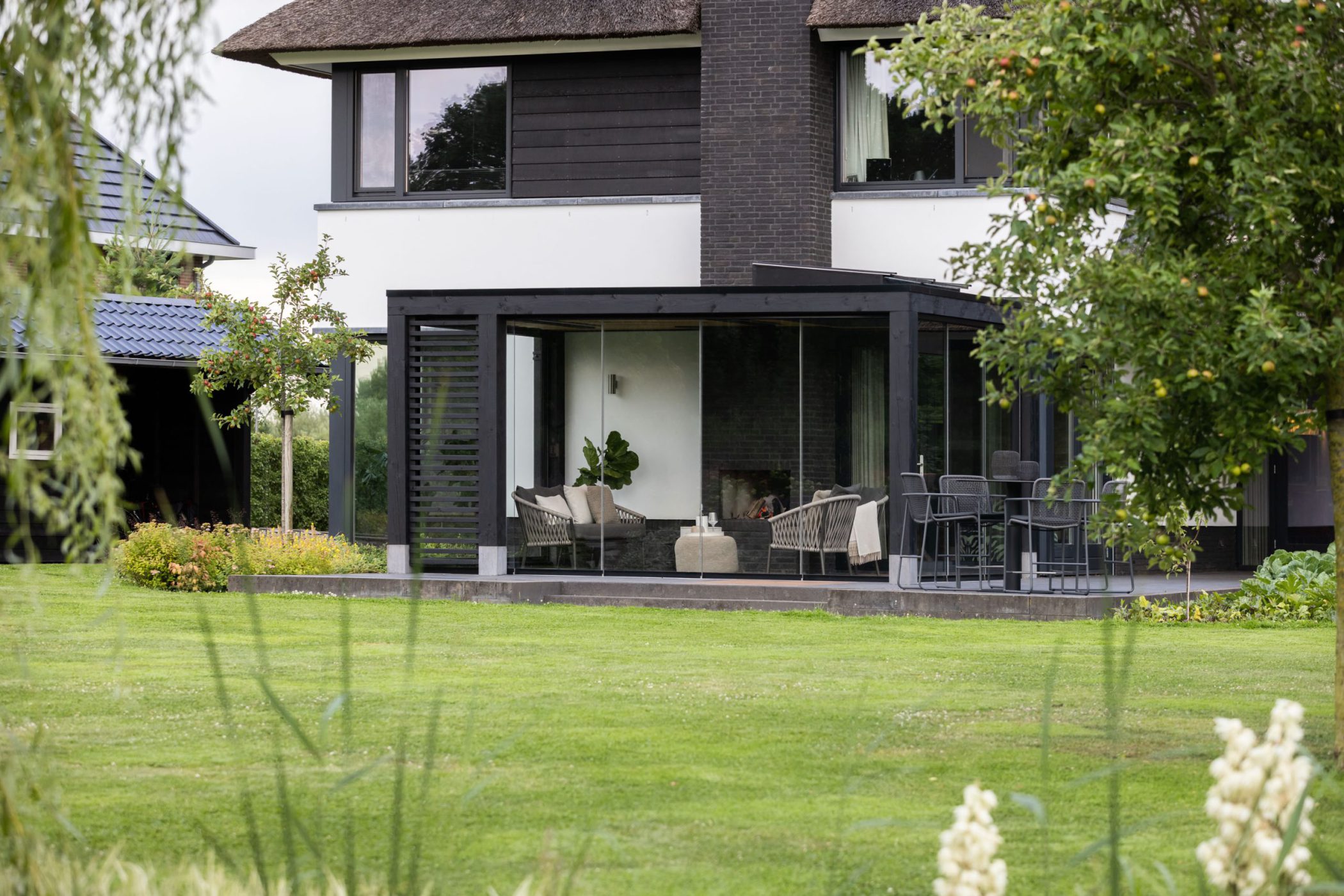 Afbeelding Zwarte veranda met lichtstraat