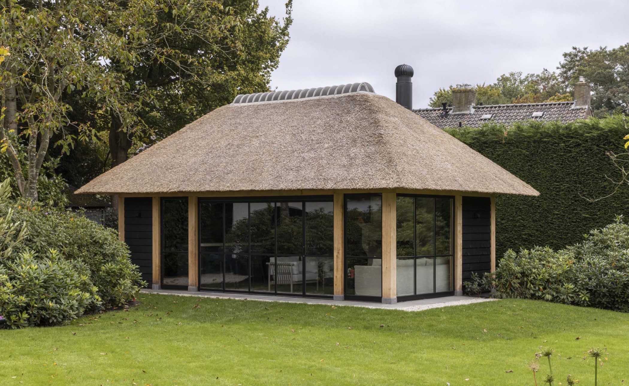 Afbeelding Eikenhouten tuinkamer met bar