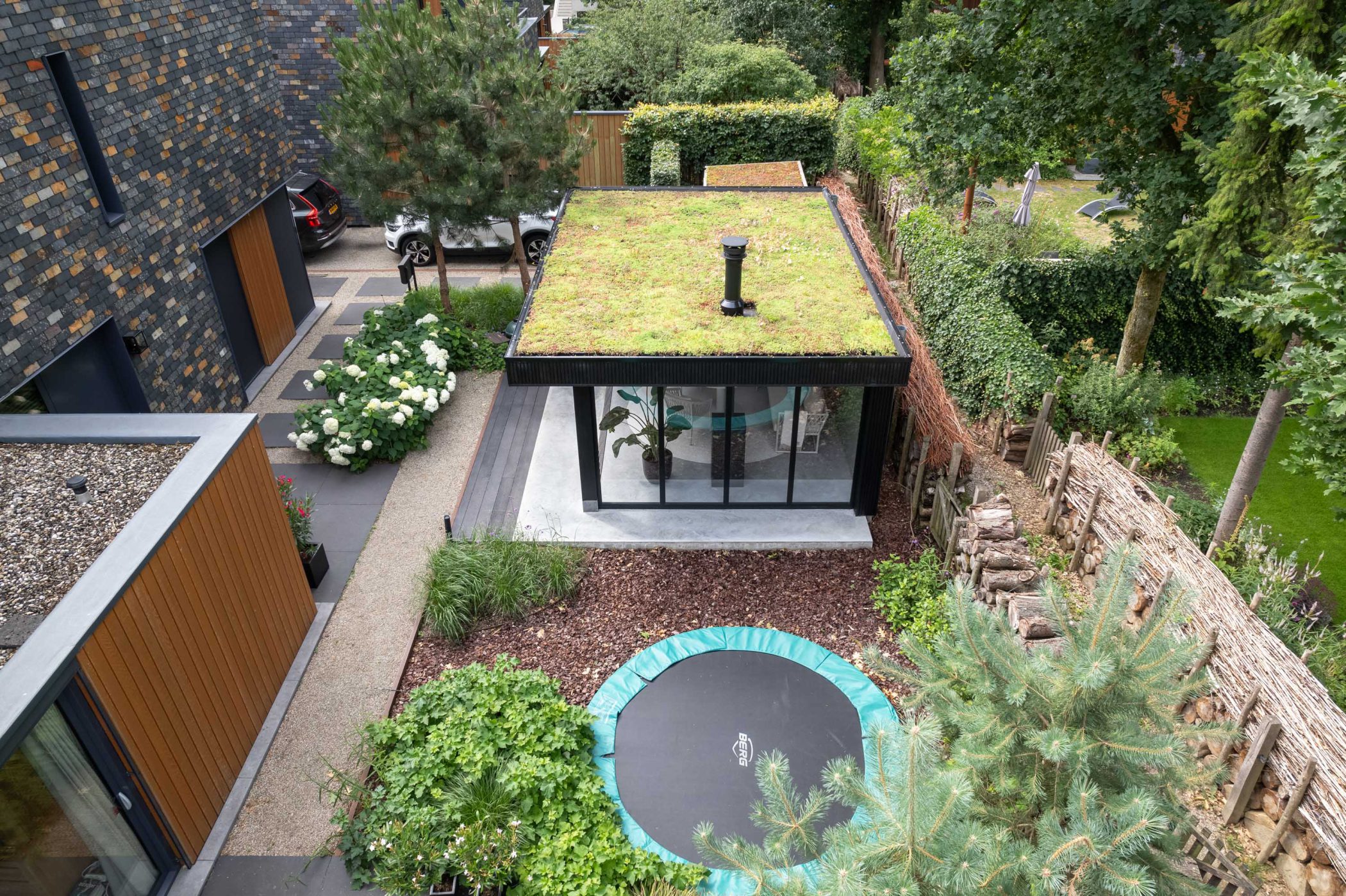 Afbeelding Moderne tuinkamer met buitenkeuken