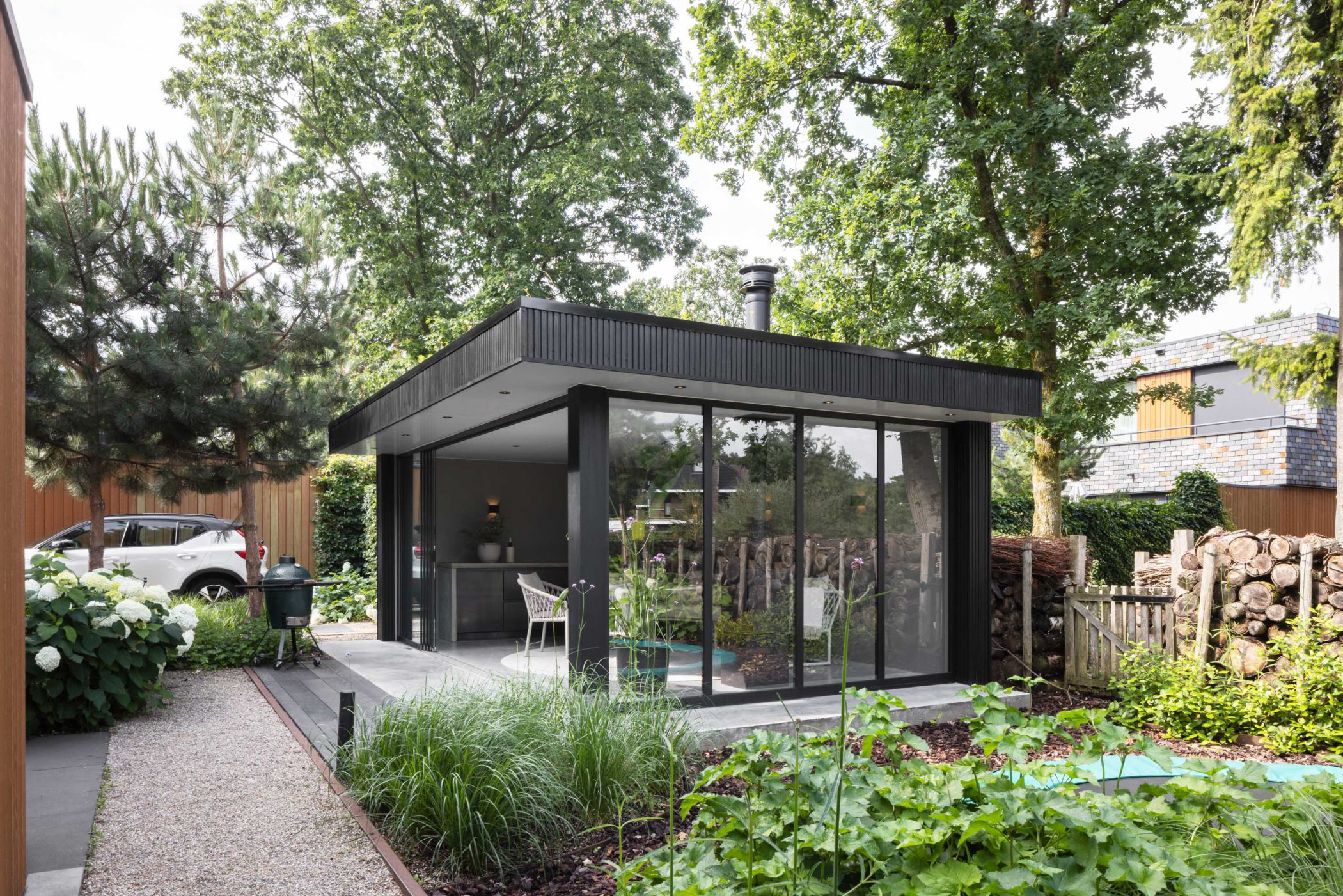 Afbeelding Moderne tuinkamer met buitenkeuken