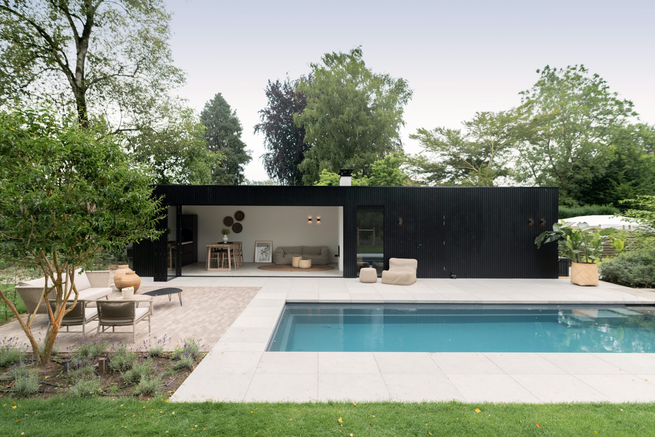 Afbeelding Modern zwart poolhouse